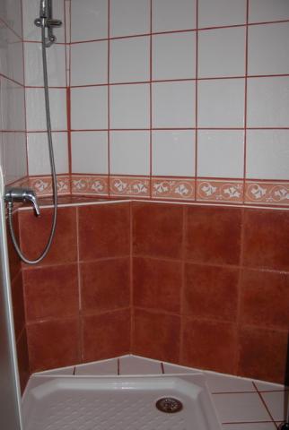 Un large bac à douche